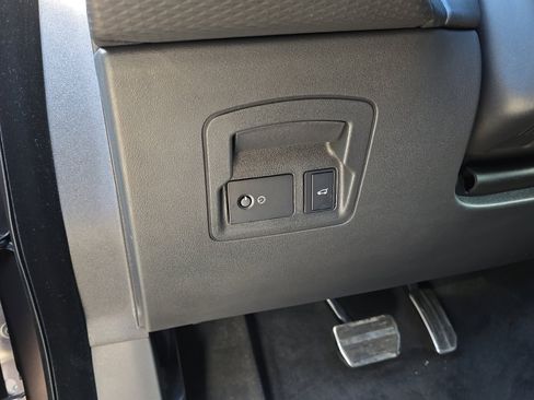 Used 2023 Land Rover Range Rover Velar R-Dynamic S image 11