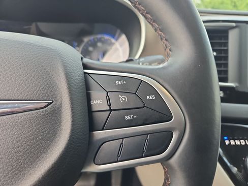 Used 2018 Chrysler Pacifica Touring-L FWD image 22