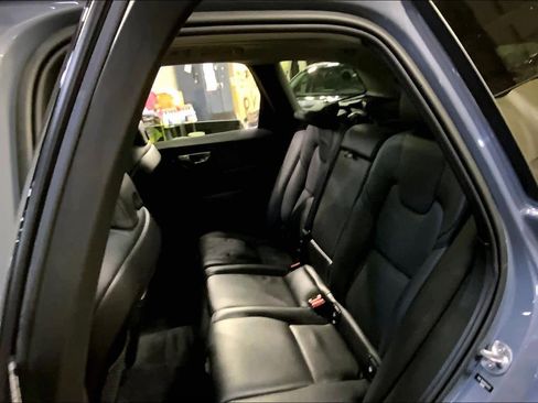 Used 2022 Volvo XC60 B5 Momentum w/ Climate Package image 21