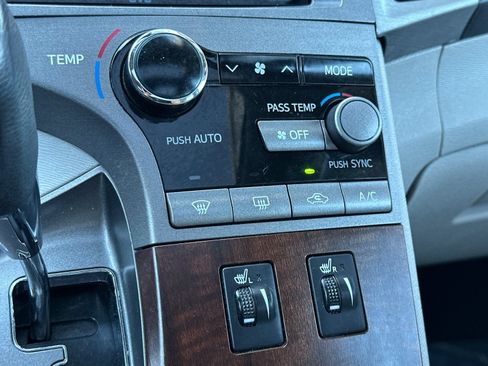Used 2010 Toyota Venza AWD image 19