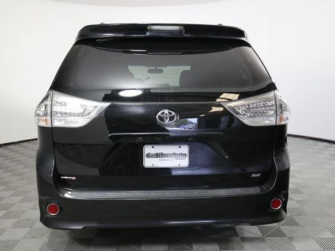 Used 2012 Toyota Sienna SE FWD image 3