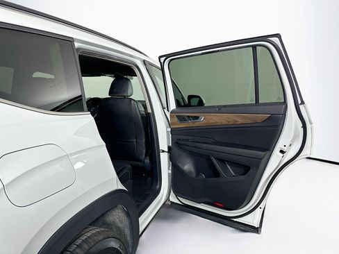 Used 2024 Volkswagen Atlas SE image 32