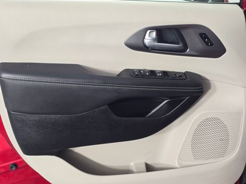 Used 2024 Chrysler Pacifica Touring-L image 20