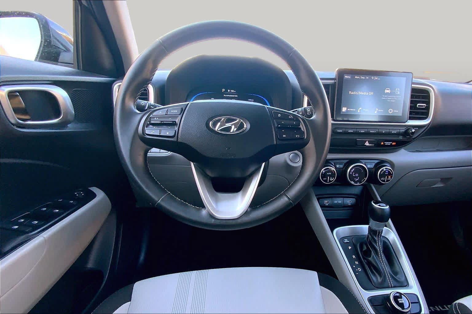 Certified 2025 Hyundai Venue SEL FWD image 6
