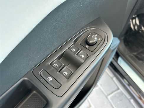 New 2026 Volkswagen Taos SE image 13