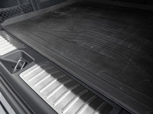 Certified 2025 Porsche Macan Electric image 32