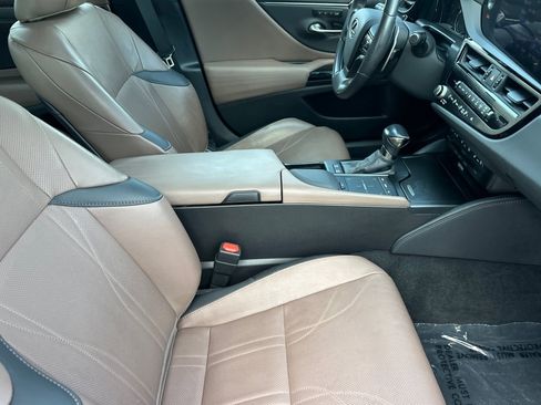 Used 2022 Lexus ES 300h w/ Accessory Package FWD image 26