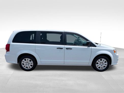 Used 2019 Dodge Grand Caravan SE w/ UConnect Hands-Free Group FWD image 8