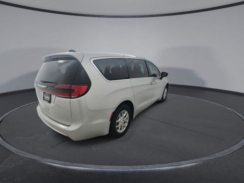 New 2026 Chrysler Pacifica Select image 8