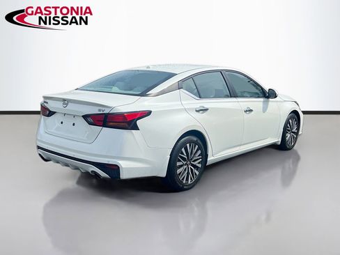 Used 2023 Nissan Altima 2.5 SV w/ SV Premium Package image 9