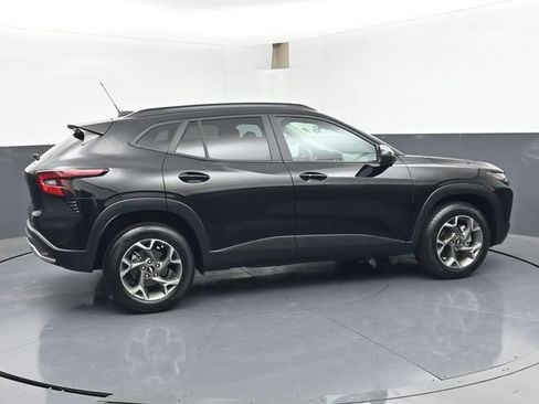 Used 2025 Chevrolet Trax LT w/ LT Convenience Package FWD image 3