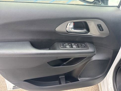 Used 2025 Chrysler Pacifica Select image 15