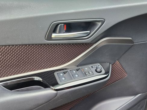 Used 2019 Toyota C-HR Limited image 11