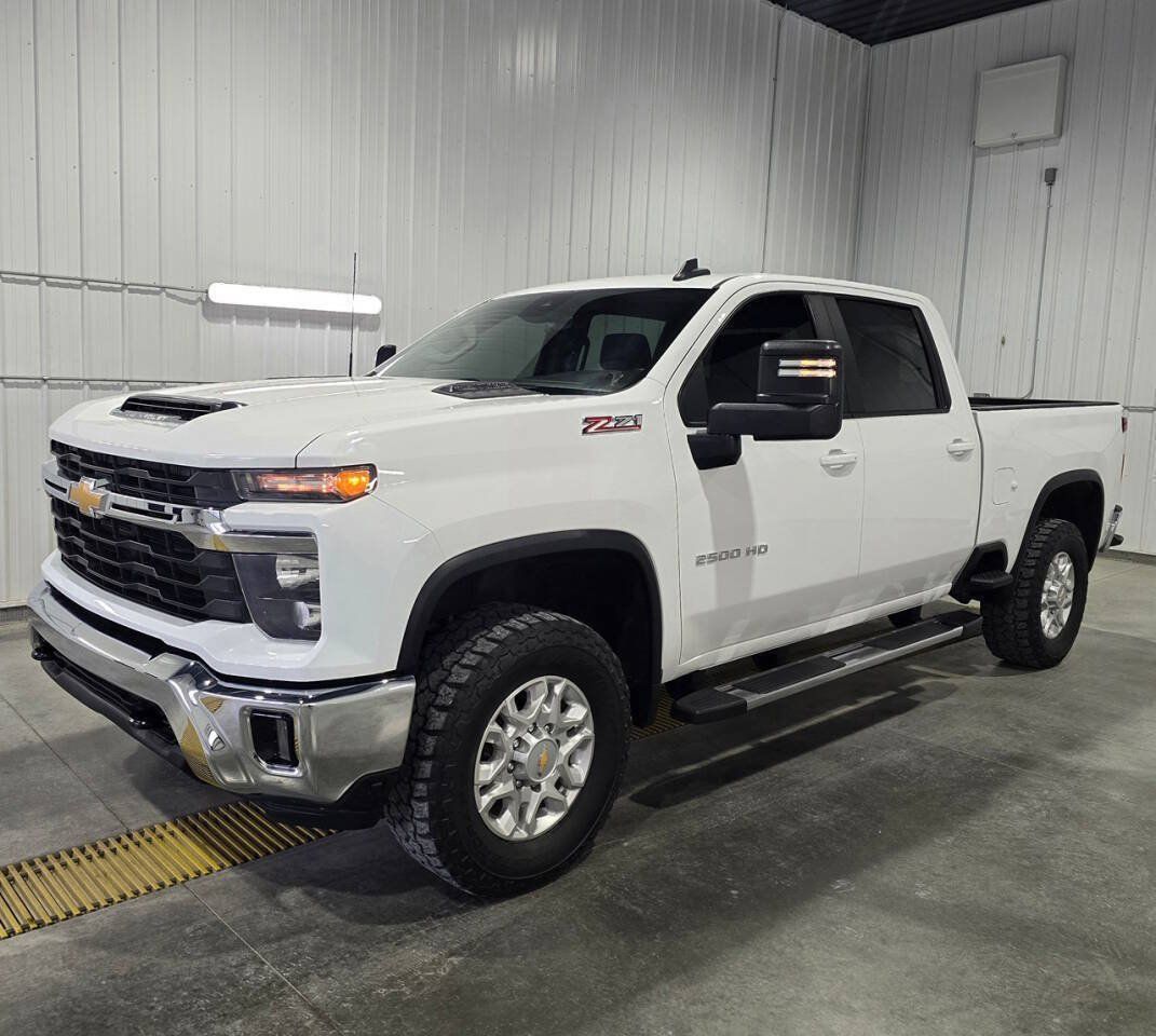 Used 2024 Chevrolet Silverado 2500 LT AWD/4WD image 2