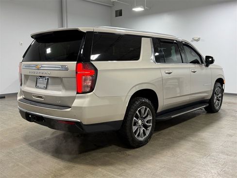 Used 2022 Chevrolet Suburban LT image 4