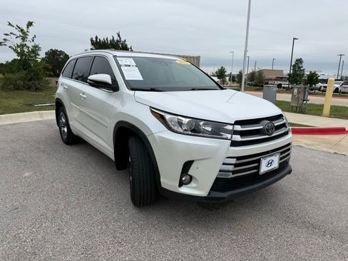 Used 2018 Toyota Highlander Limited Platinum FWD image 3