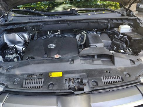 Used 2017 Toyota Highlander XLE AWD/4WD image 29