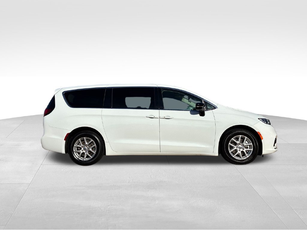 Used 2024 Chrysler Pacifica Touring-L FWD image 7