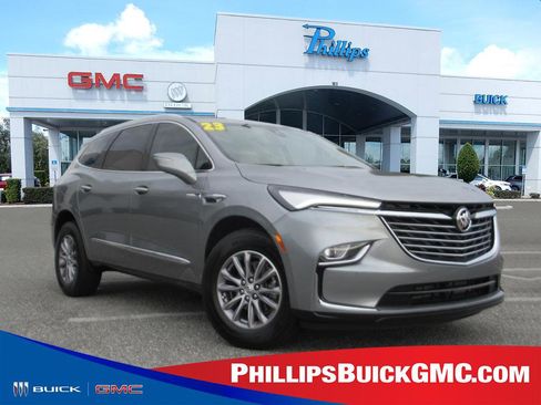 Used 2023 Buick Enclave Essence image 1