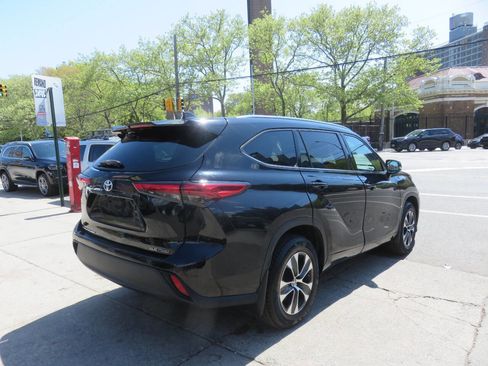 Used 2020 Toyota Highlander XLE AWD/4WD image 4