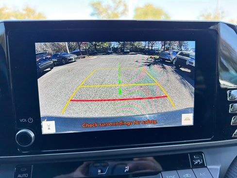 Used 2025 Toyota Camry SE w/ Convenience Package image 16