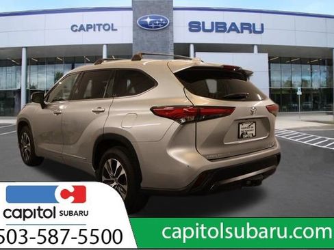 Used 2022 Toyota Highlander XLE AWD/4WD image 6