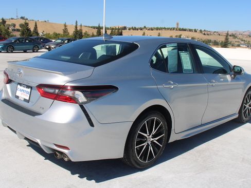 Used 2023 Toyota Camry SE FWD image 3