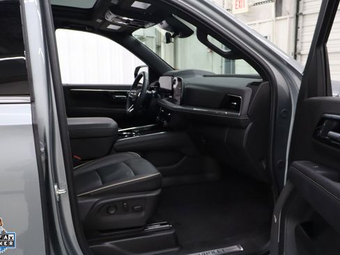 Used 2025 Chevrolet Tahoe Premier AWD/4WD image 33