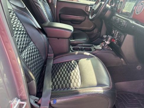 Used 2022 Jeep Wrangler Unlimited Rubicon w/ LED Lighting Group AWD/4WD image 12