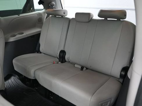 Used 2019 Toyota Sienna Limited FWD image 13