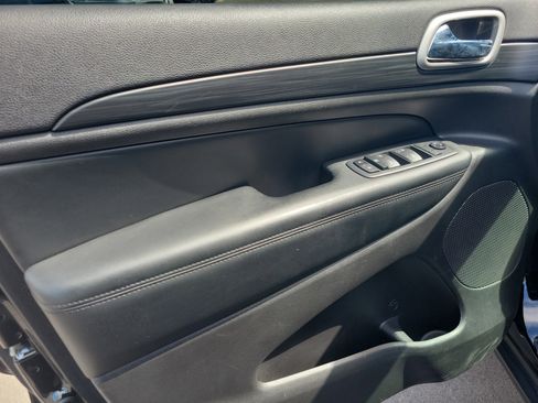 Used 2021 Jeep Grand Cherokee Laredo AWD/4WD image 14