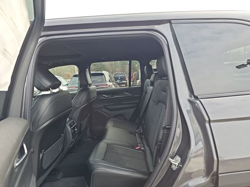 New 2025 Jeep Grand Cherokee Altitude image 29