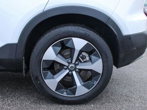 Used 2025 Volvo XC40 B5 Plus image 38