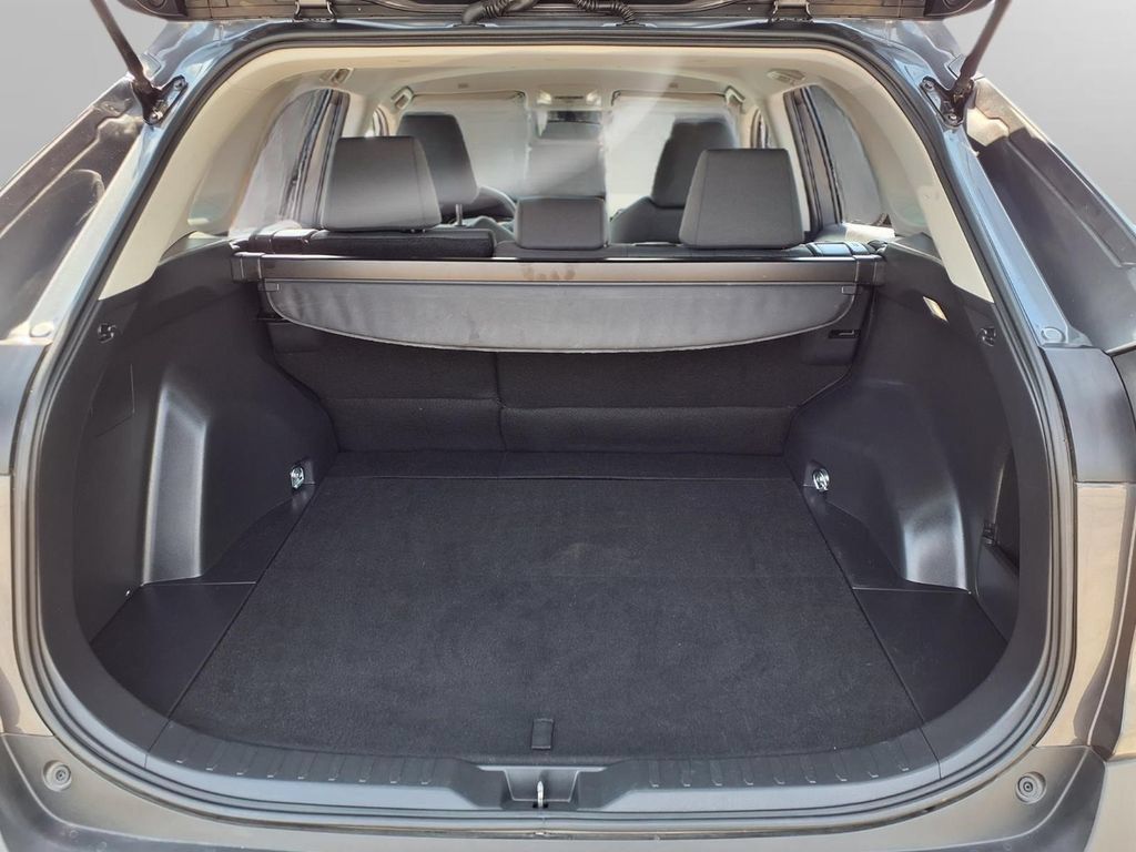 Used 2025 Toyota RAV4 XLE AWD/4WD image 27
