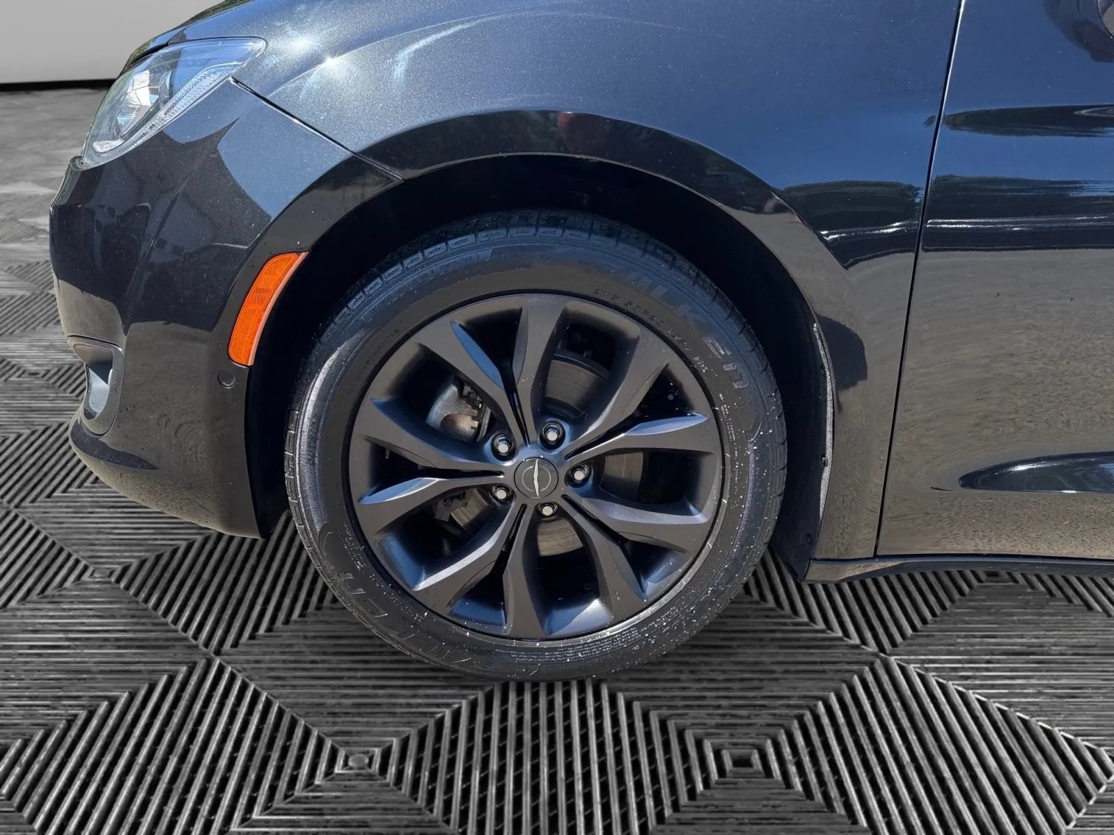 Used 2020 Chrysler Pacifica Touring-L w/ Advanced Safetytec Group FWD image 9