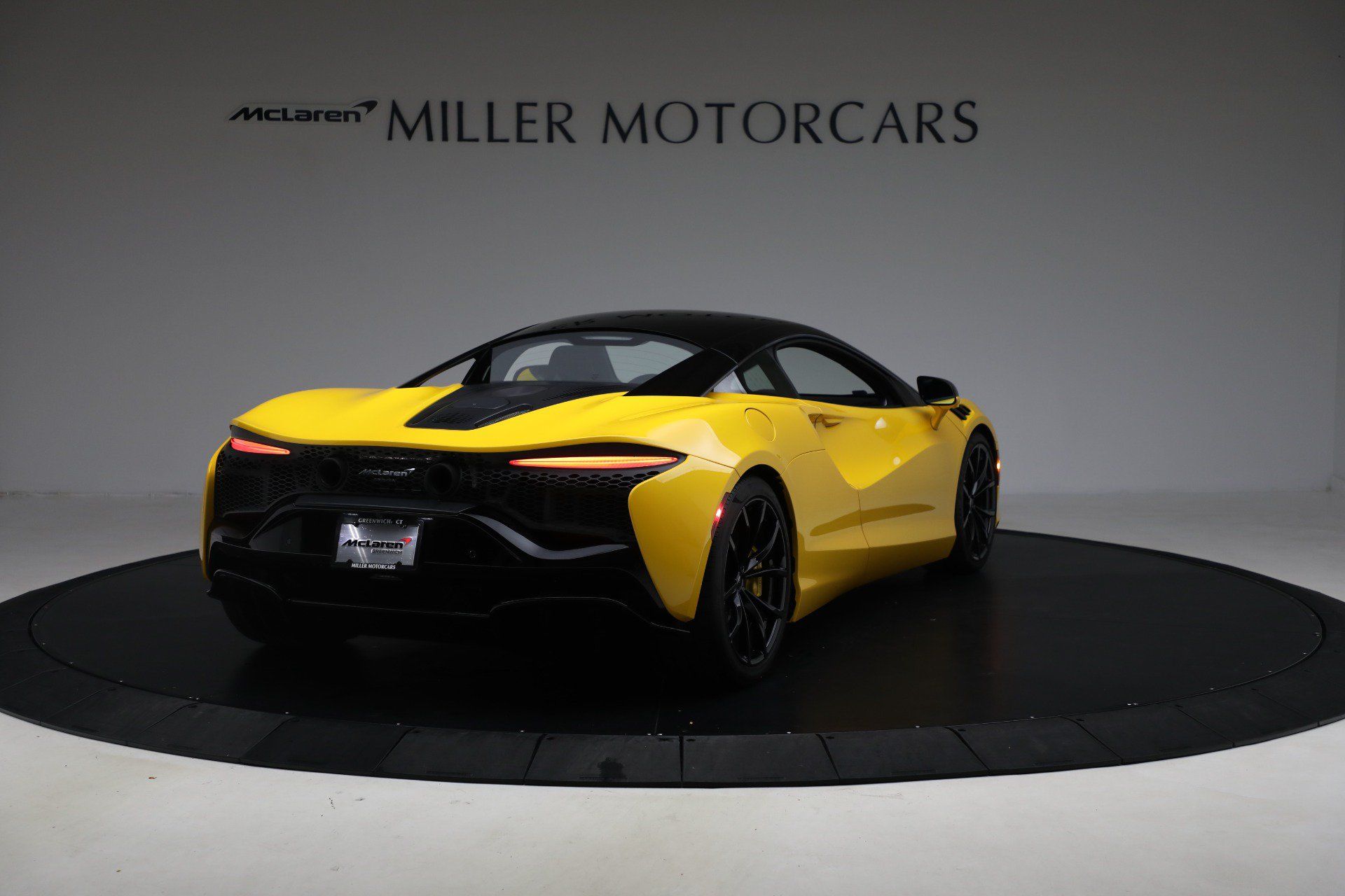 Used 2024 McLaren Artura RWD image 7