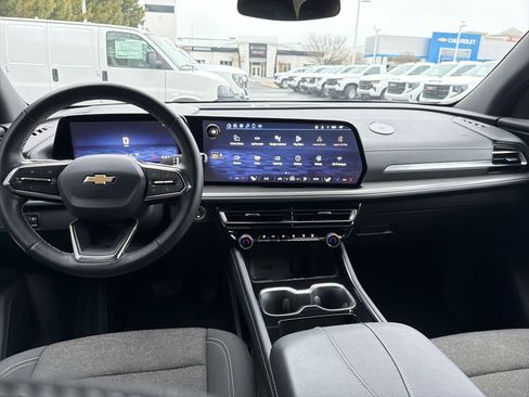 Used 2025 Chevrolet Traverse LT image 28