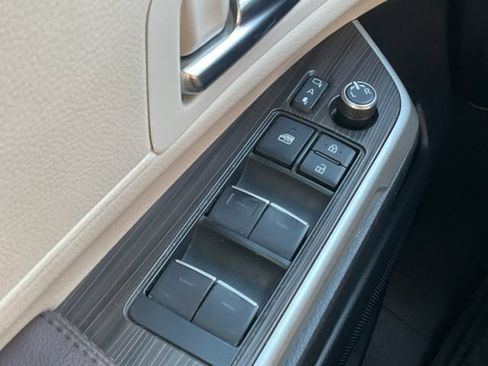 Used 2022 Toyota Sienna Platinum AWD/4WD image 39