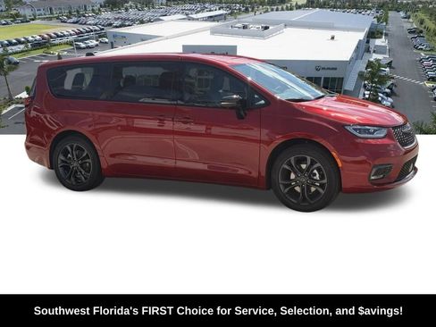 New 2026 Chrysler Pacifica Select FWD image 2