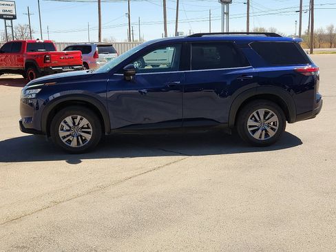 Used 2025 Nissan Pathfinder SV image 2