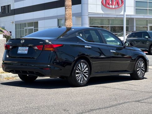 Used 2024 Nissan Altima 2.5 SV FWD image 3