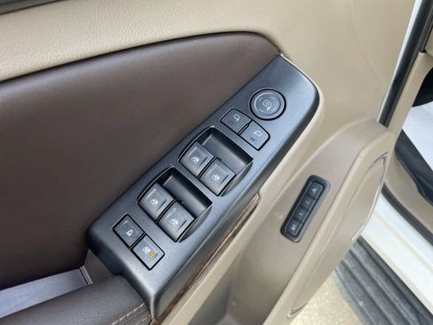 Used 2017 Chevrolet Suburban LT RWD image 21