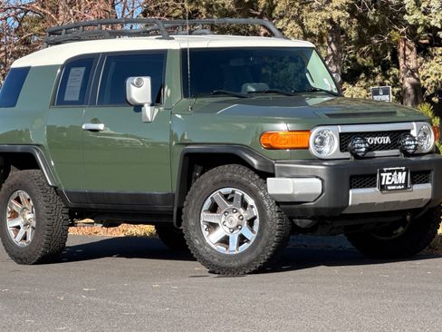 Used 2014 Toyota FJ Cruiser 4WD image 2