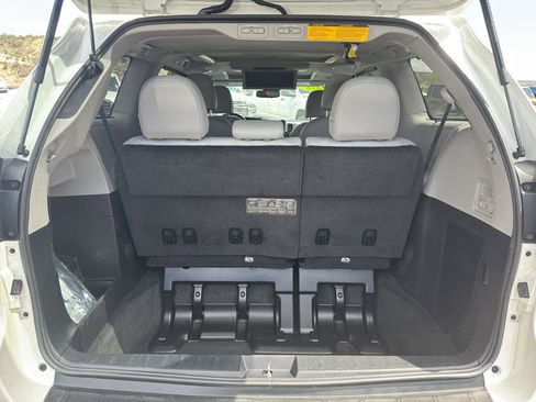 Used 2018 Toyota Sienna Limited Premium image 11