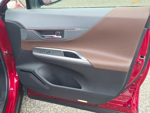 Used 2021 Toyota Venza Limited image 16