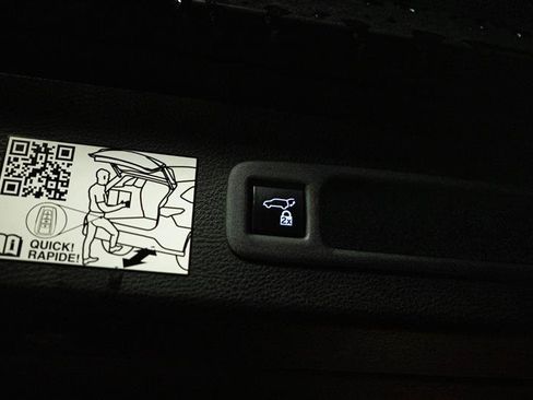 Used 2021 Toyota Sienna Limited image 8