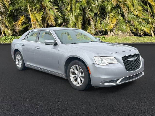 Used 2018 Chrysler 300 Touring RWD image 2
