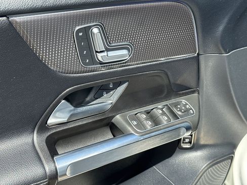 Used 2022 Mercedes-Benz GLB 250 w/ Premium Package Lite image 18
