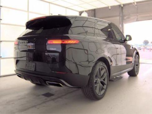 Used 2024 Land Rover Range Rover Sport SE AWD/4WD image 2