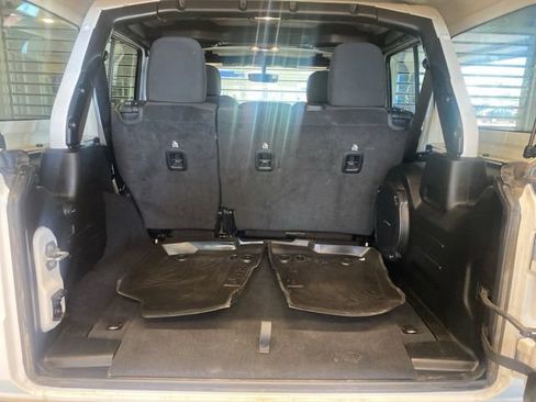 Used 2023 Jeep Wrangler Unlimited Rubicon w/ Cold Weather Group AWD/4WD image 8